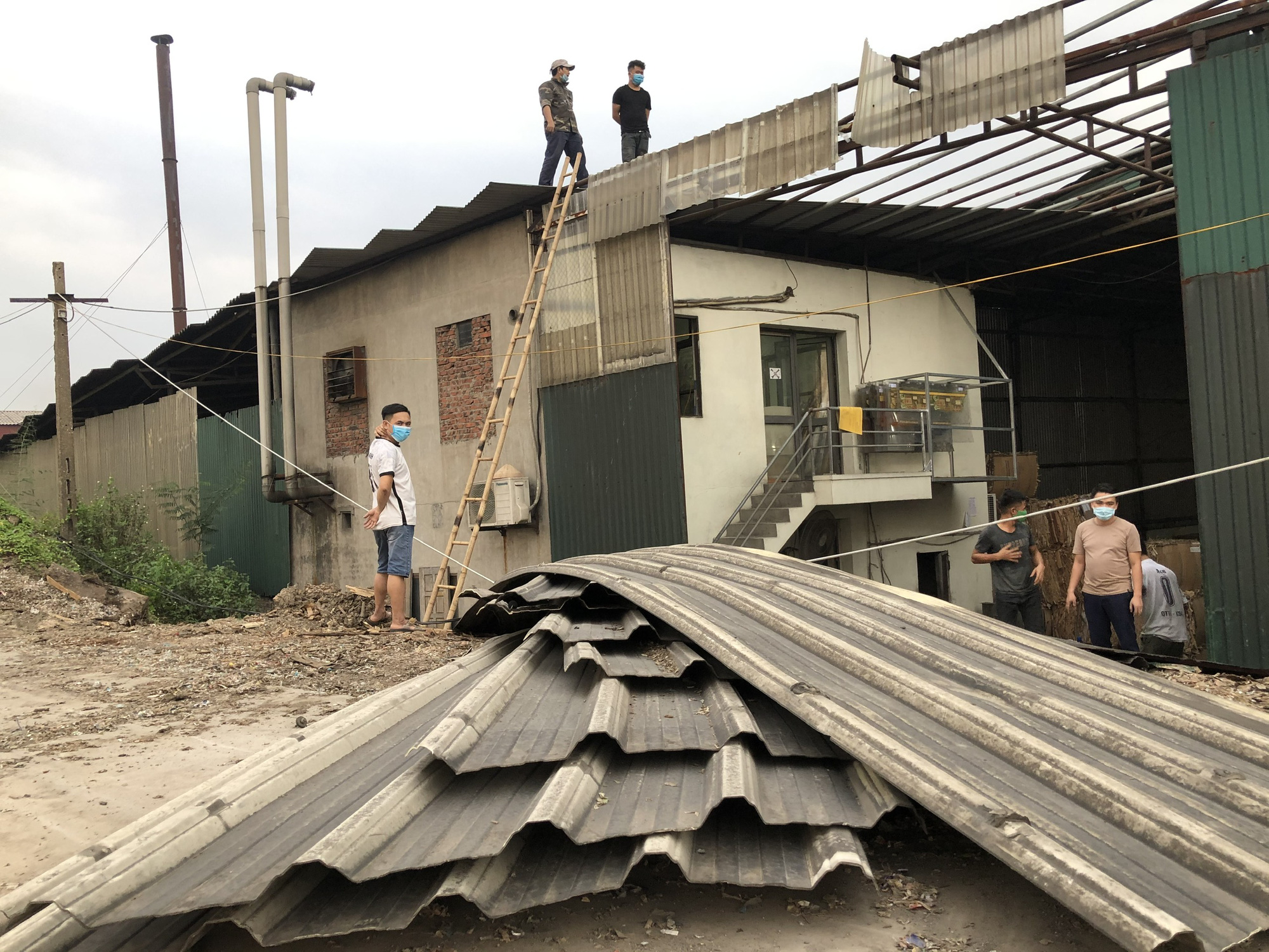 Bắc Ninh: Sau hạn chót, doanh nghiệp dùng máy khoan khủng tháo dỡ công trình vi phạm hành lang đê Ngũ Huyện Khê - Ảnh 2.