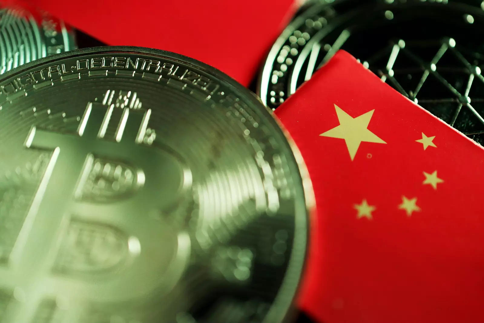 Lệnh cấm khai thác tiền điện tử của Trung Quốc đã buộc các &quot;thợ đào&quot; đồng tiền kỹ thuật số Bitcoin phải bỏ trốn ra nước ngoài. Ảnh: @AFP.