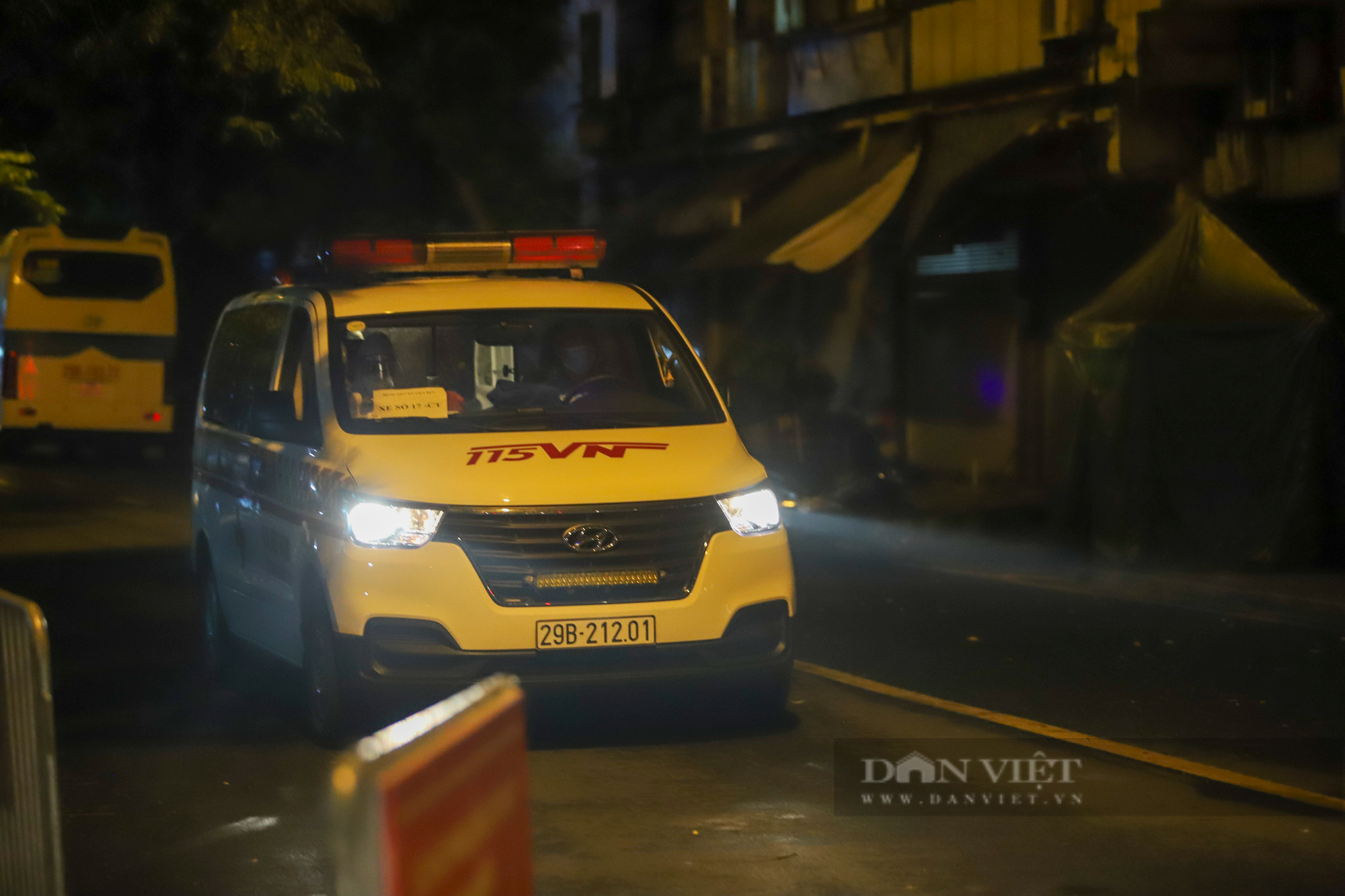Hàng chục ô tô xuyên đêm di chuyển hơn 1000 bệnh nhân từ Bệnh viện Việt Đức sang 3 bệnh viện khác - Ảnh 1.