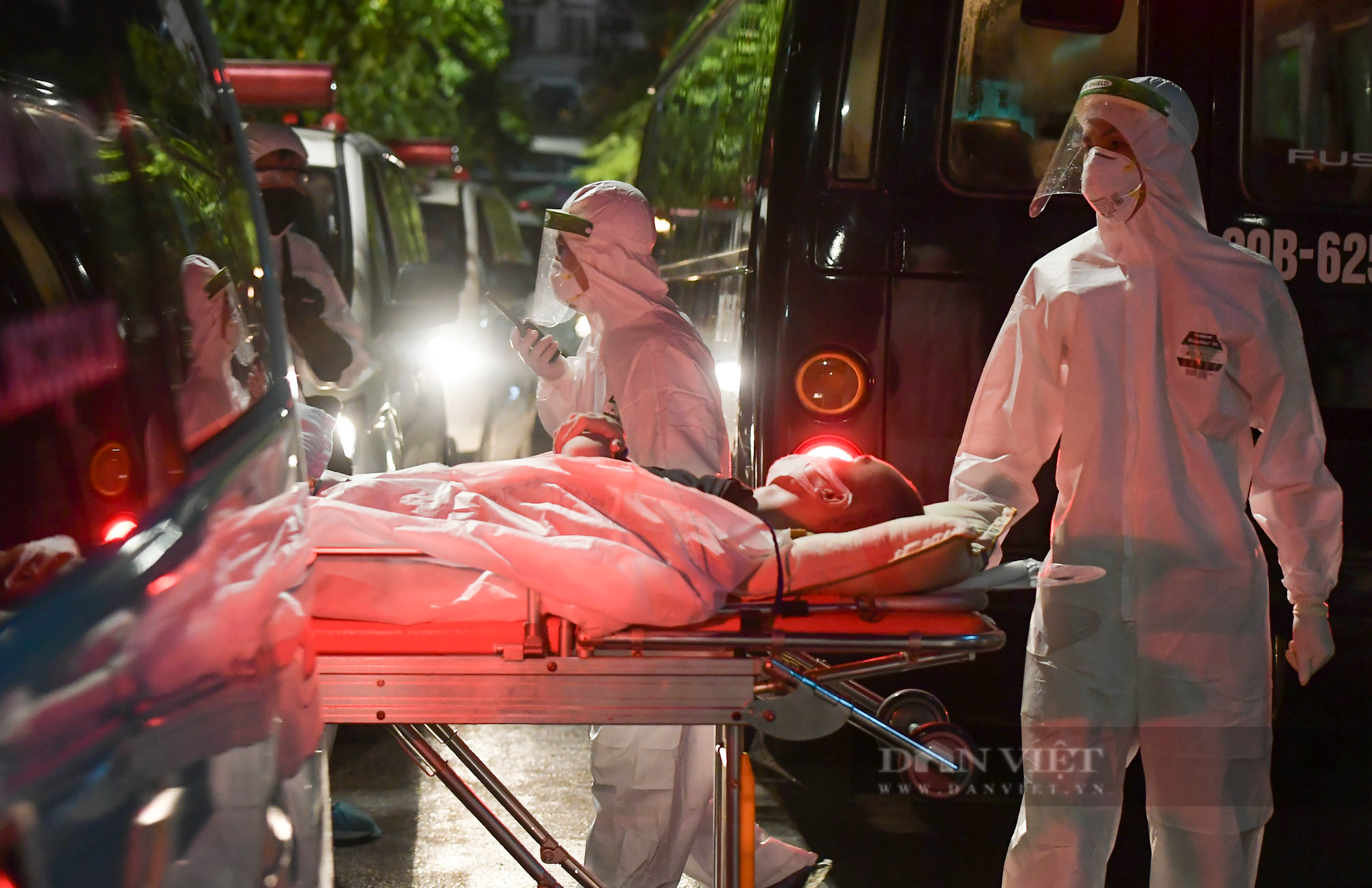Hàng chục ô tô xuyên đêm di chuyển hơn 1000 bệnh nhân từ Bệnh viện Việt Đức sang 3 bệnh viện khác - Ảnh 6.