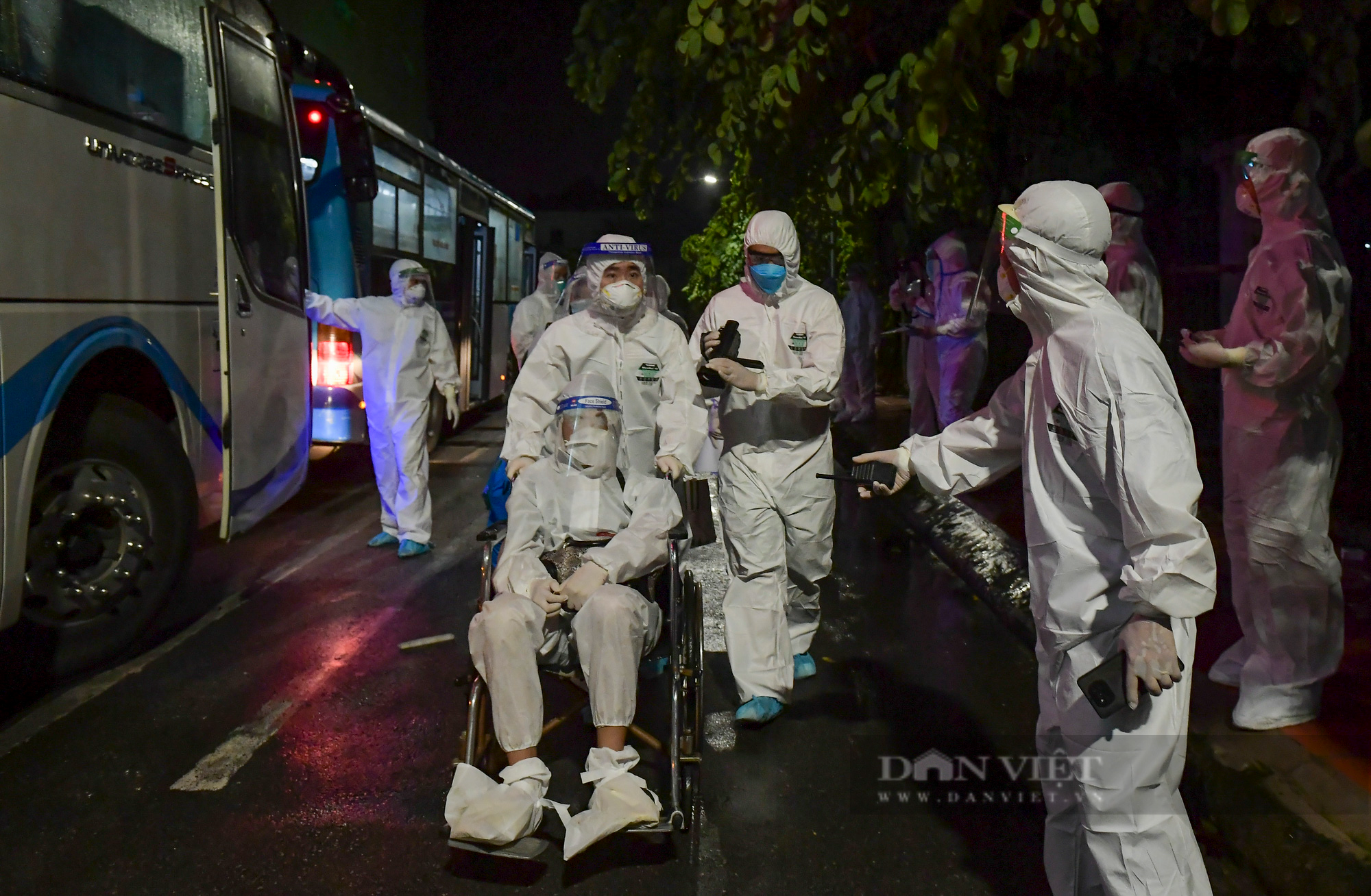 Hàng chục ô tô xuyên đêm di chuyển hơn 1000 bệnh nhân từ Bệnh viện Việt Đức sang 3 bệnh viện khác - Ảnh 9.