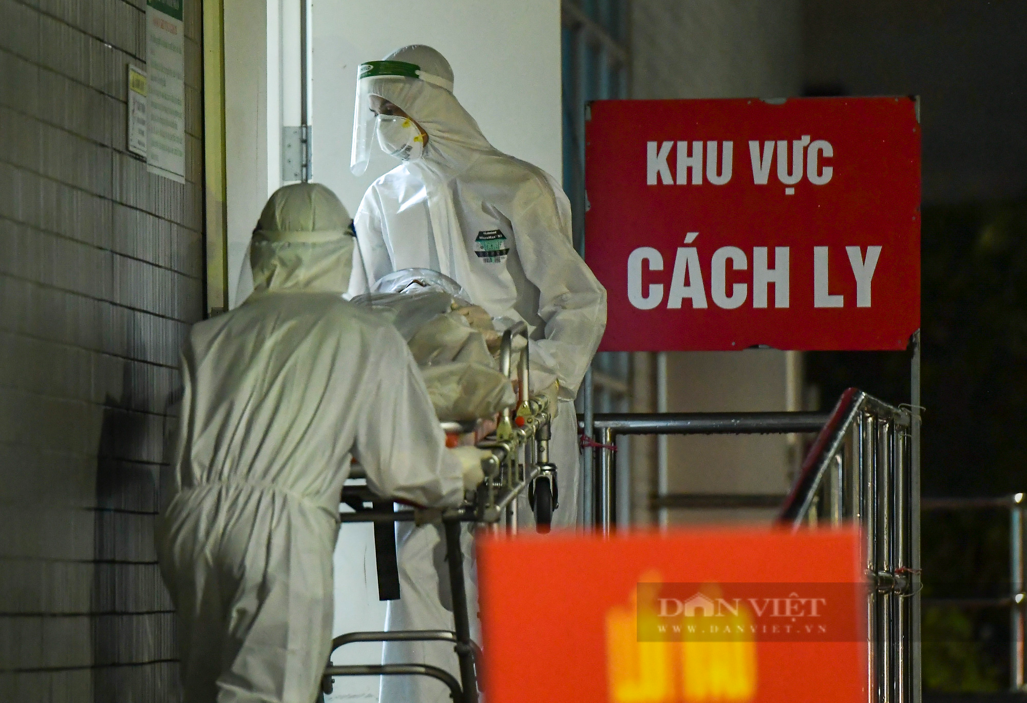 Hàng chục ô tô xuyên đêm di chuyển hơn 1000 bệnh nhân từ Bệnh viện Việt Đức sang 3 bệnh viện khác - Ảnh 12.