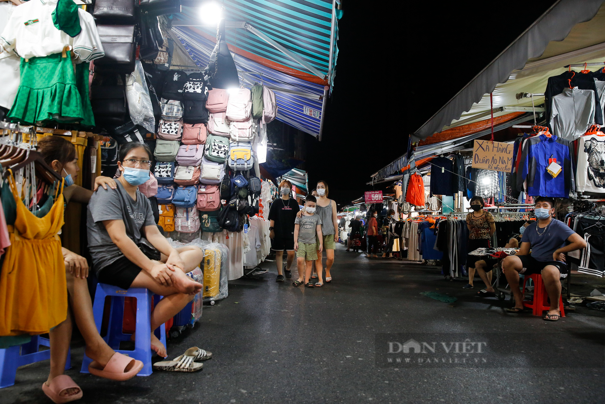 Hà Nội: Thiên đường mua sắm giá rẻ của sinh viên mở cửa, tiểu thương vẫn than trời vì ế ẩm - Ảnh 2.