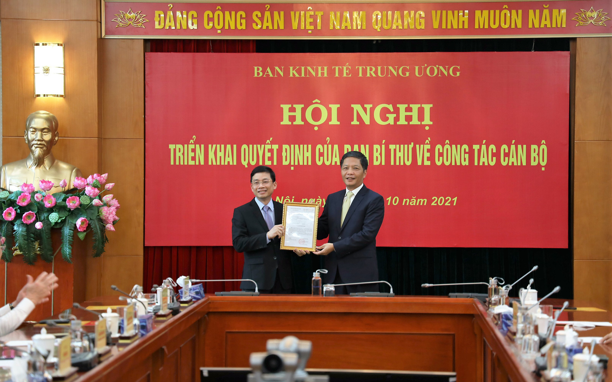 Trao quyết định bổ nhiệm Phó Trưởng Ban Kinh tế Trung ương cho ông Nguyễn Duy Hưng