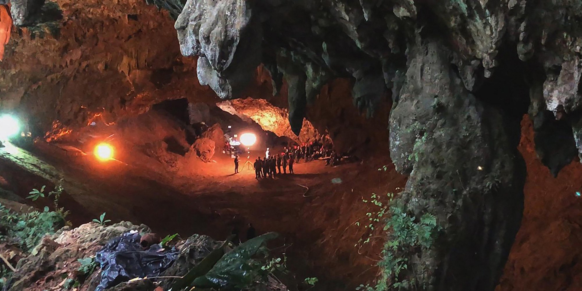 The Rescue: Phim tài liệu kể về hành trình giải cứu đội bóng nhí khỏi hang Tham Luang - Ảnh 2.