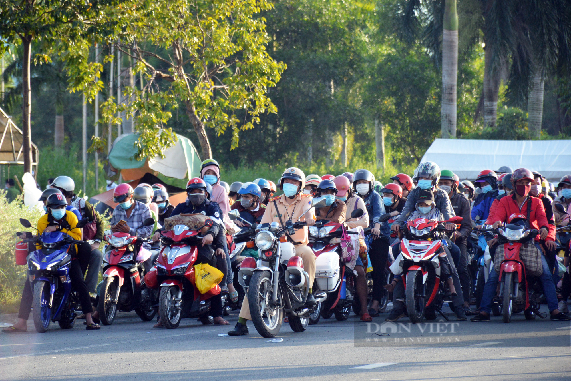 Cà Mau: Hơn 18.000 người về địa phương, tỉnh nỗ lực hỗ trợ tiền và nhu yếu phẩm - Ảnh 2.