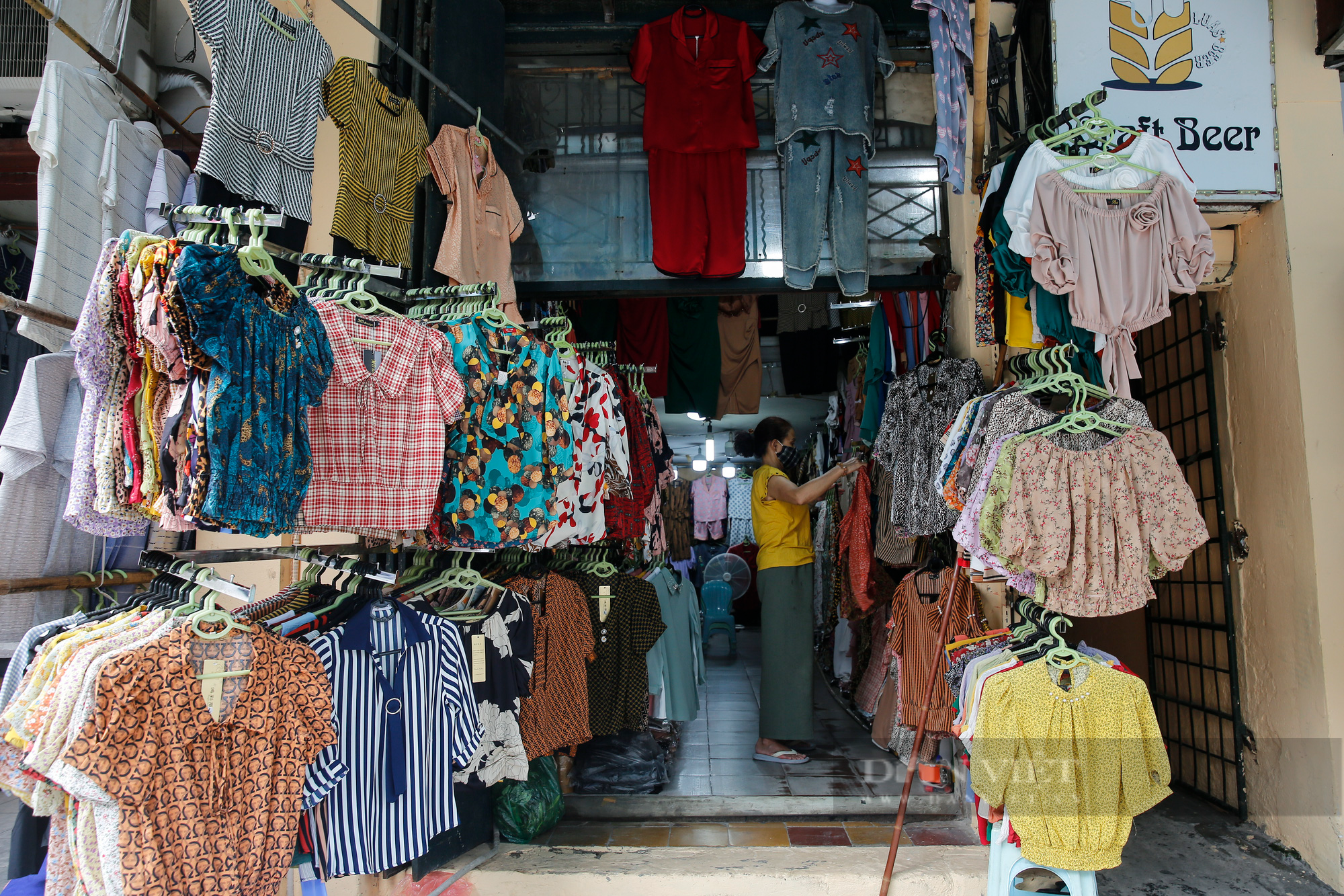 Giá thuê giảm 50%, chủ nhà vẫn bị “bùng” tiền tại phố buôn bán sầm uất nhất Hà Nội - Ảnh 4.