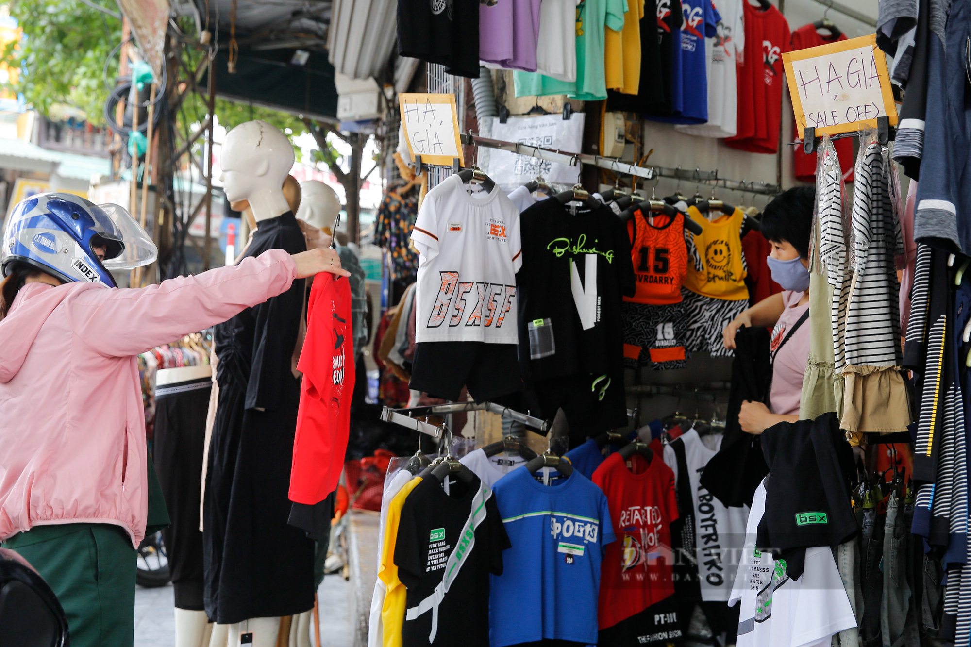 Giá thuê giảm 50%, chủ nhà vẫn bị “bùng” tiền tại phố buôn bán sầm uất nhất Hà Nội - Ảnh 9.