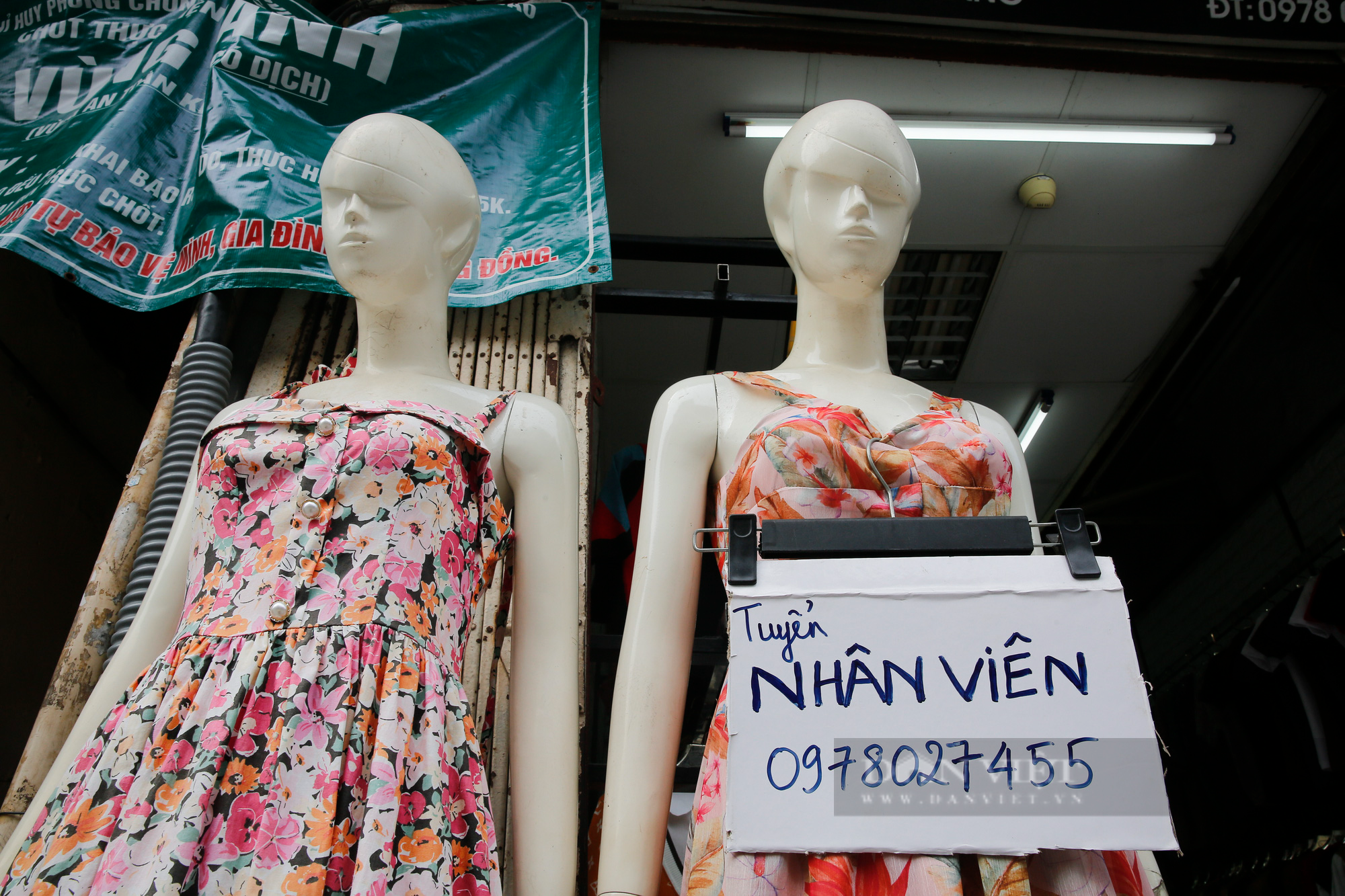Giá thuê giảm 50%, chủ nhà vẫn bị “bùng” tiền tại phố buôn bán sầm uất nhất Hà Nội - Ảnh 10.