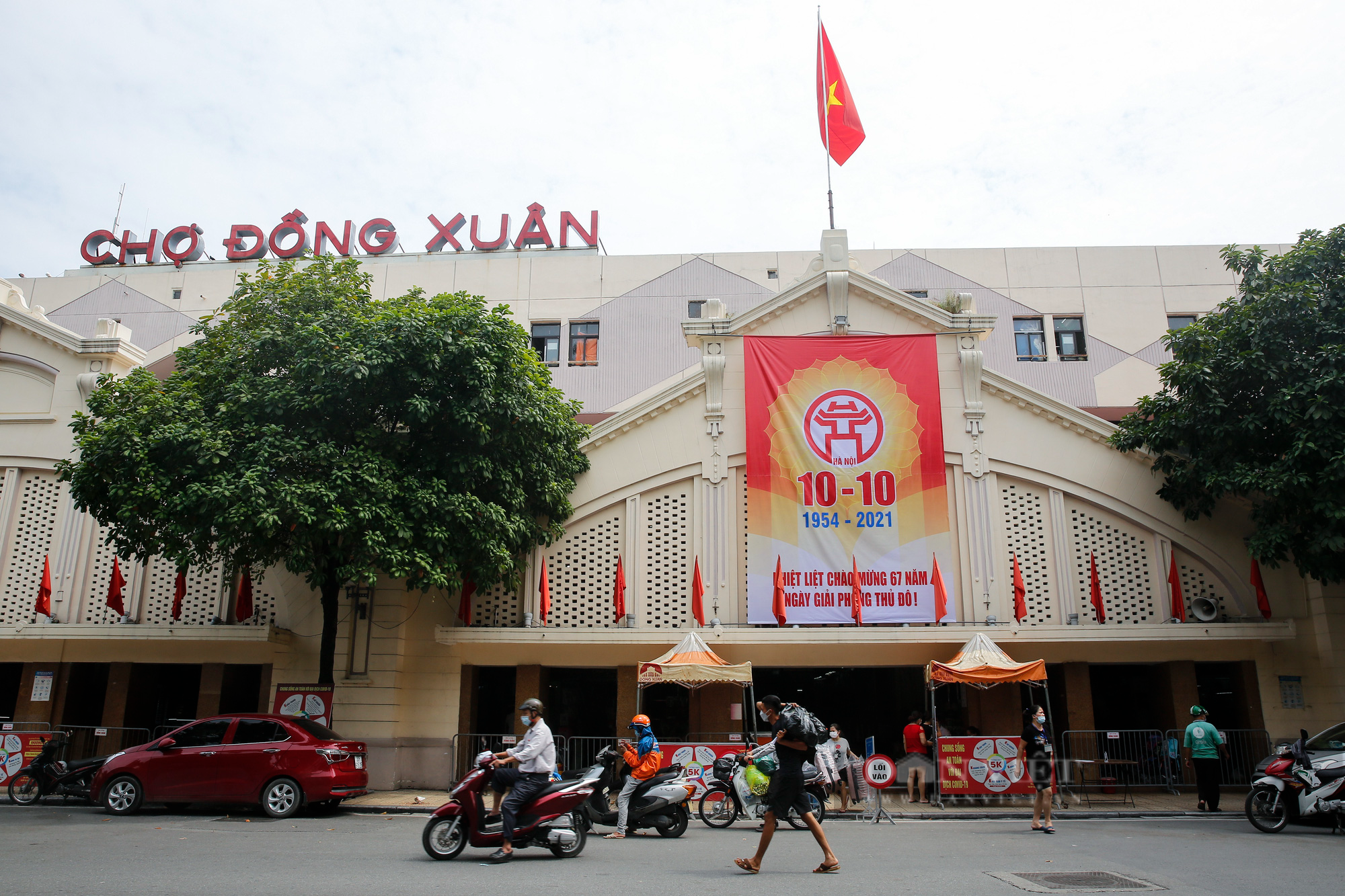 Giá thuê giảm 50%, chủ nhà vẫn bị “bùng” tiền tại phố buôn bán sầm uất nhất Hà Nội - Ảnh 12.