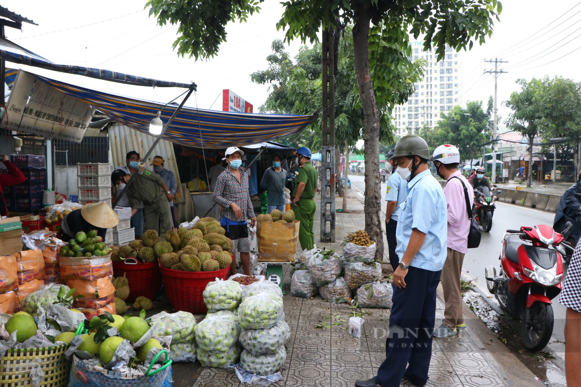 TP.HCM: Xử phạt các điểm buôn bán tự phát quanh chợ đầu mối Thủ Đức - Ảnh 1.