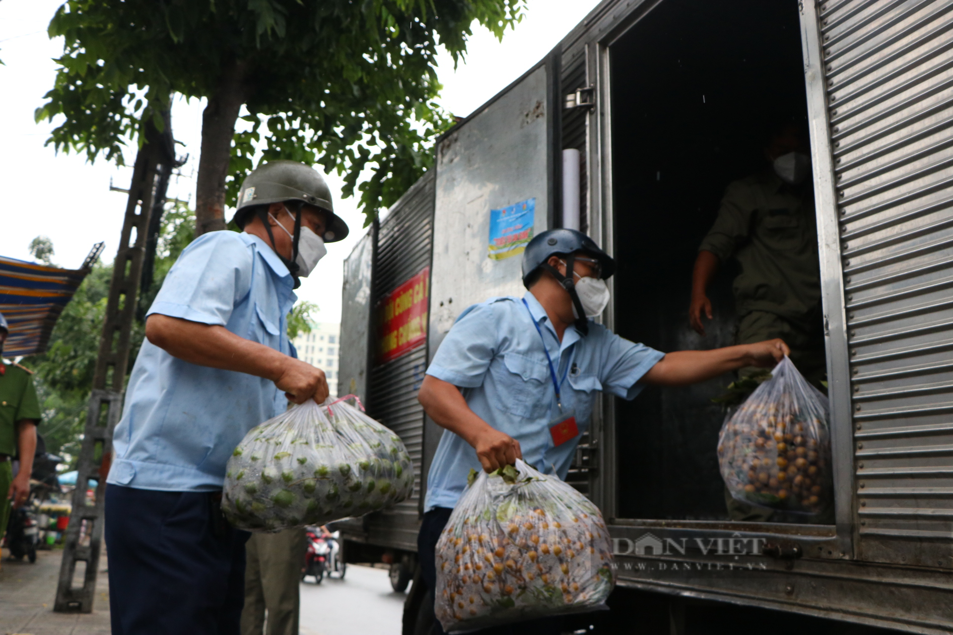 TP.HCM: Xử phạt các điểm buôn bán tự phát quanh chợ đầu mối Thủ Đức - Ảnh 2.