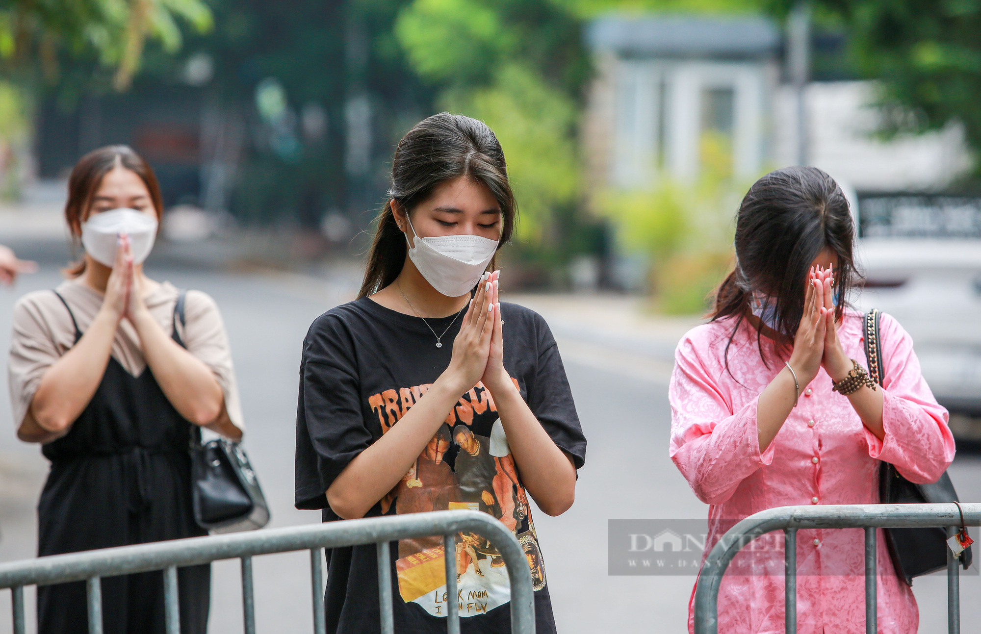 Người dân tranh thủ vái vọng từ xa cầu bình an ở Phủ Tây Hồ - Ảnh 2.