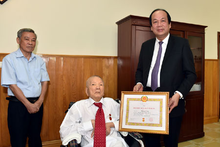 Nguyên Phó Thủ tướng 104 tuổi nhận Huy hiệu 85 năm tuổi Đảng - Ảnh 2.