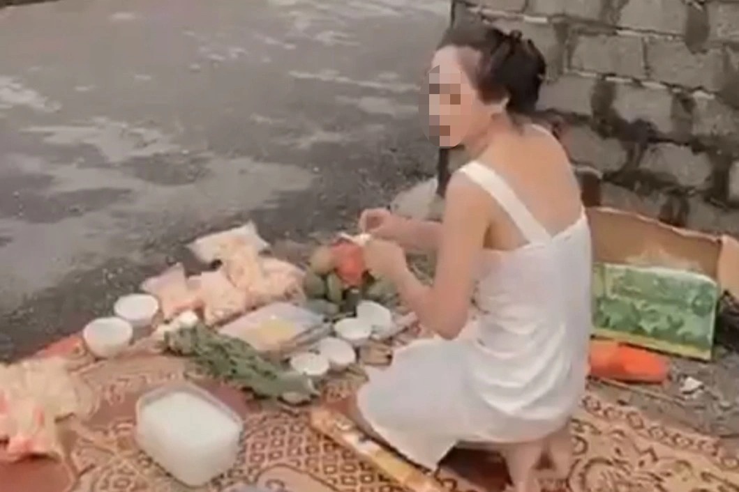 Nghi án thắp hương cúng trước nhà &quot;con nợ&quot; vì đòi nợ không thành - Ảnh 1.