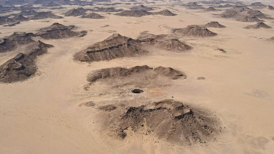 &quot;Giếng địa ngục&quot; được coi là nơi giam quỷ dữ ở Yemen - Ảnh 1.