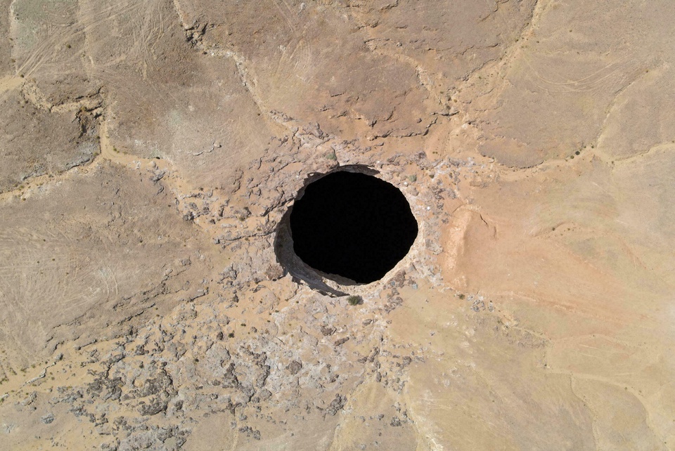 &quot;Giếng địa ngục&quot; được coi là nơi giam quỷ dữ ở Yemen - Ảnh 2.