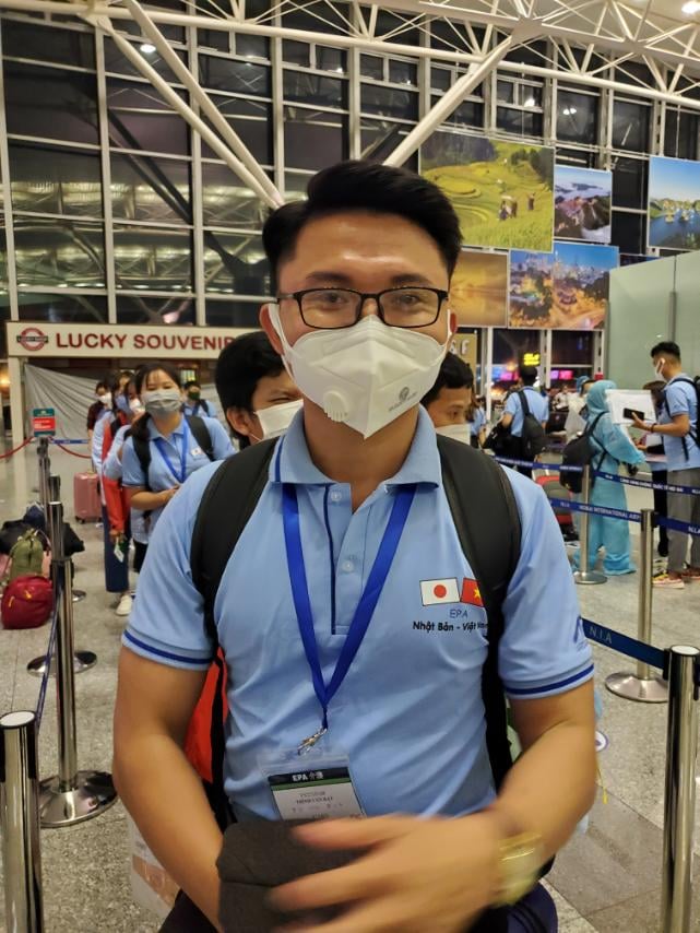 Nguyễn Tiến Đạt cảm thấy rất may mắn và vui mừng vì đã ra sân bay kịp giờ. Ảnh: Vân Hà