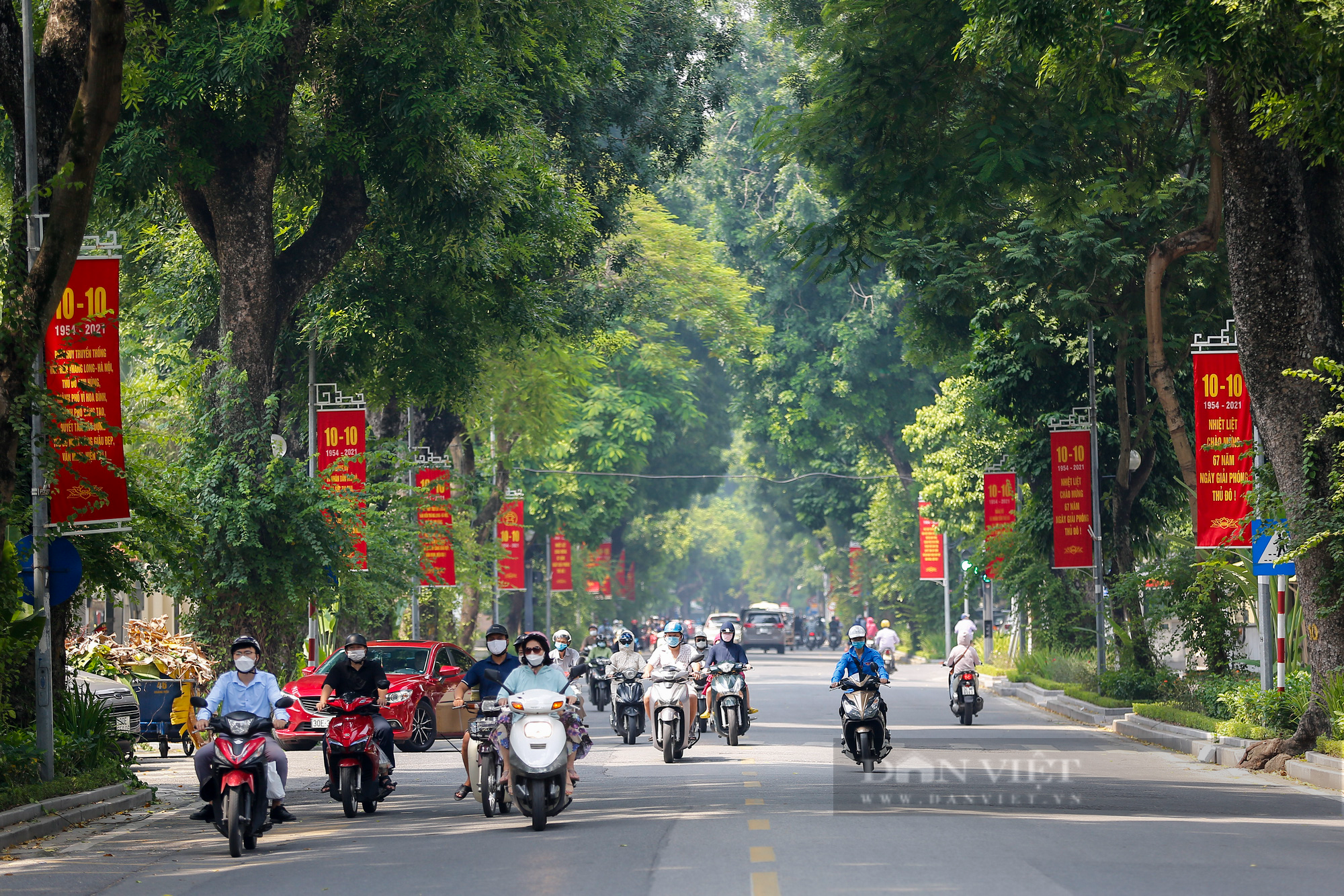 Đường phố Hà Nội rực rỡ chào mừng Ngày Giải phóng Thủ đô  - Ảnh 1.