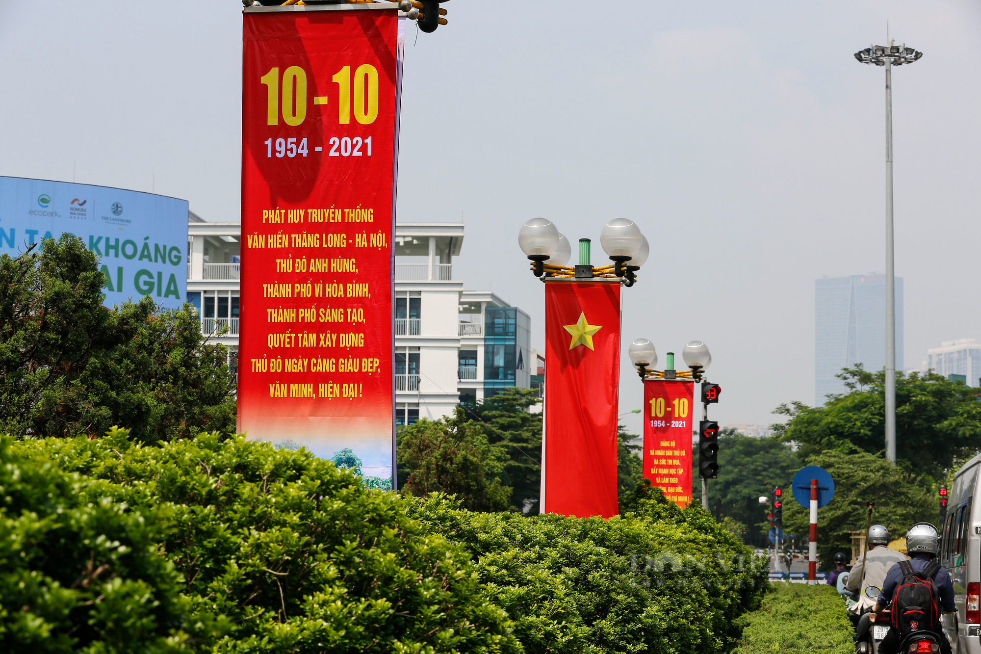 Đường phố Hà Nội rực rỡ chào mừng Ngày Giải phóng Thủ đô  - Ảnh 2.