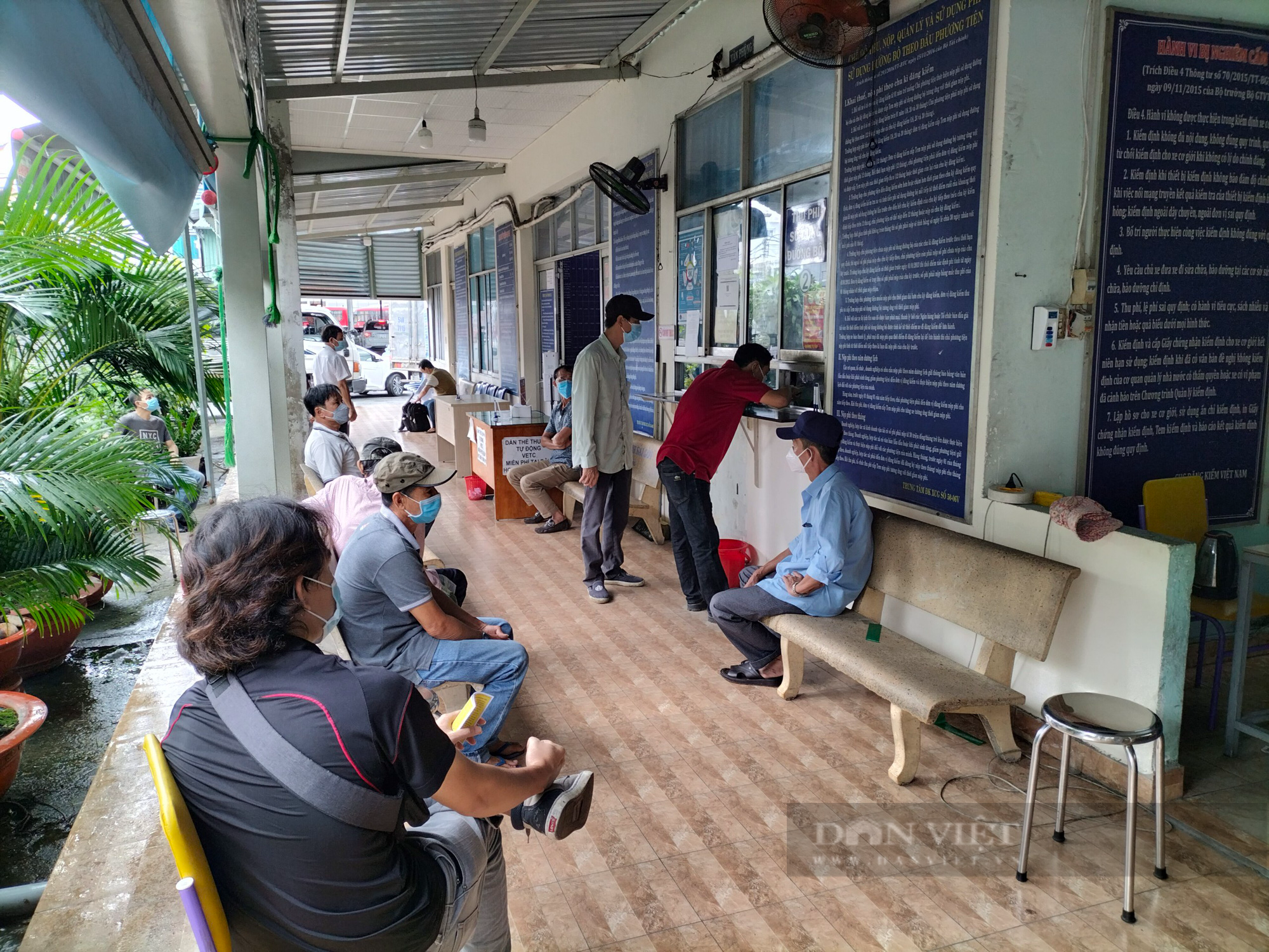 Hàng trăm xe ôtô nối đuôi nhau thành hàng dài chờ đến lượt đăng kiểm ở TP.HCM: “Mệt mỏi quá!” - Ảnh 1.