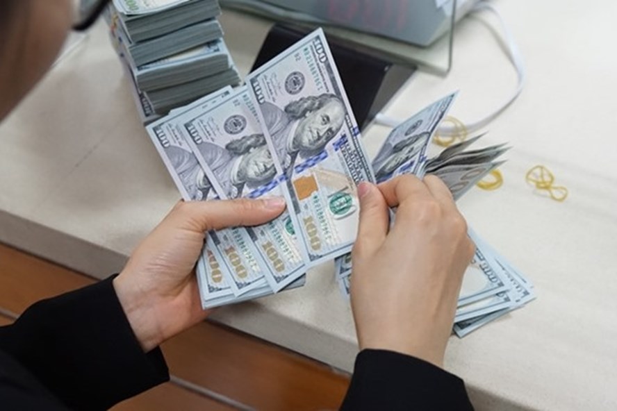 Kinh tế nóng nhất: Giá USD chợ đen bất ngờ tăng cao, VND sẽ biến động ra sao? - Ảnh 1.