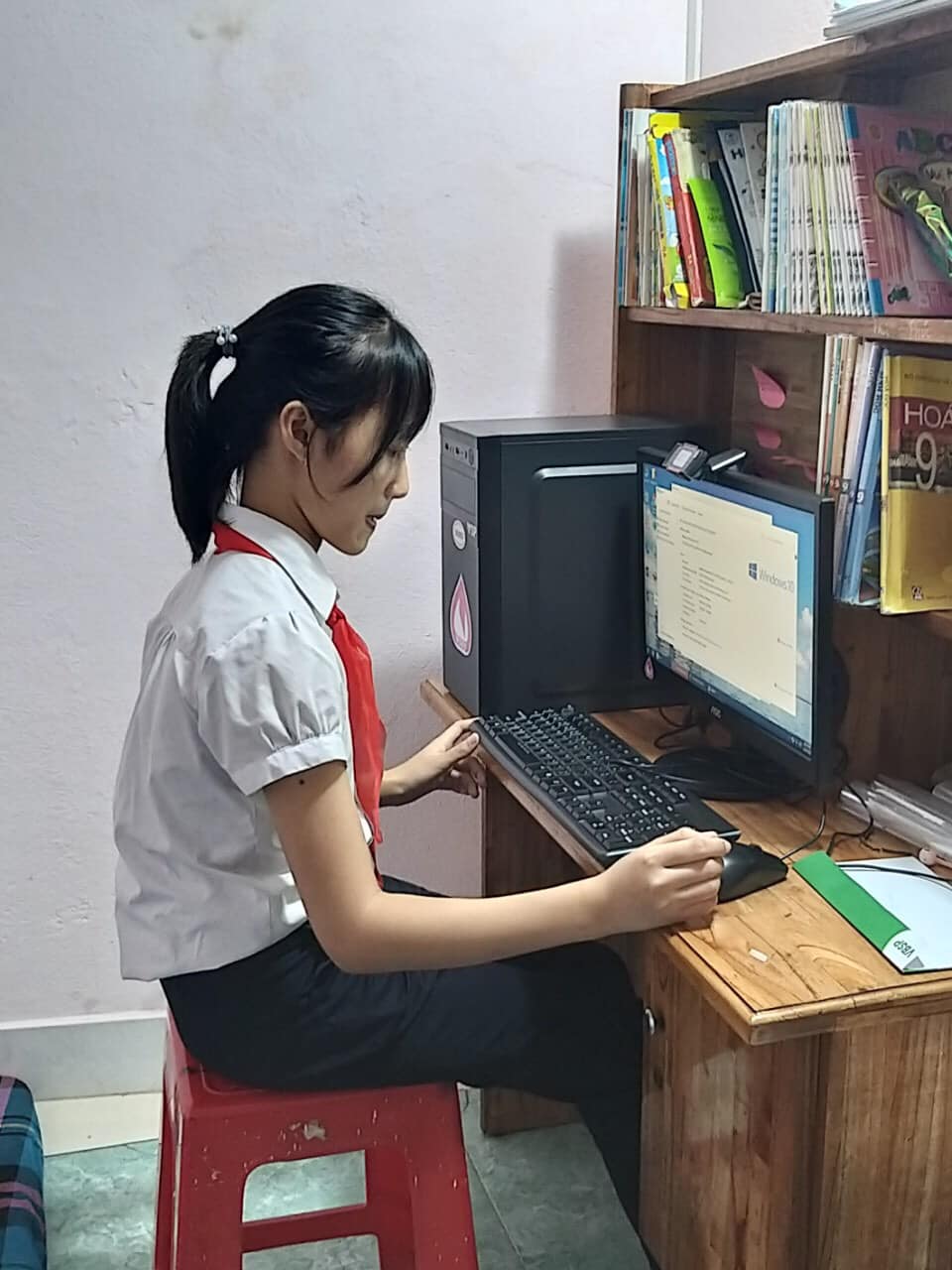 Đà Nẵng: NHCSXH trao tặng 15 máy tính cho học sinh có hoàn cảnh khó khăn - Ảnh 4.