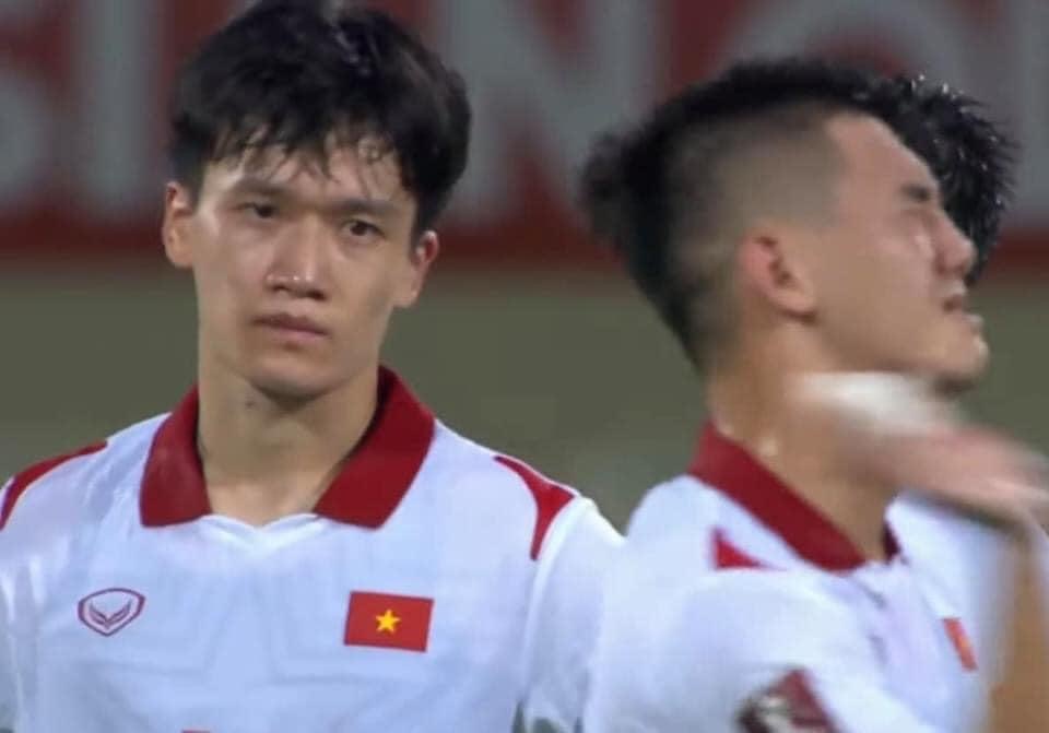 Mặc dù đội tuyển Việt Nam thất bại trong trận đấu, tuy nhiên, chúng ta vẫn có điều đáng tự hào. Hãy xem hình ảnh đội tuyển Việt Nam cảm động vì sự ủng hộ của người hâm mộ trong lúc họ bật khóc.