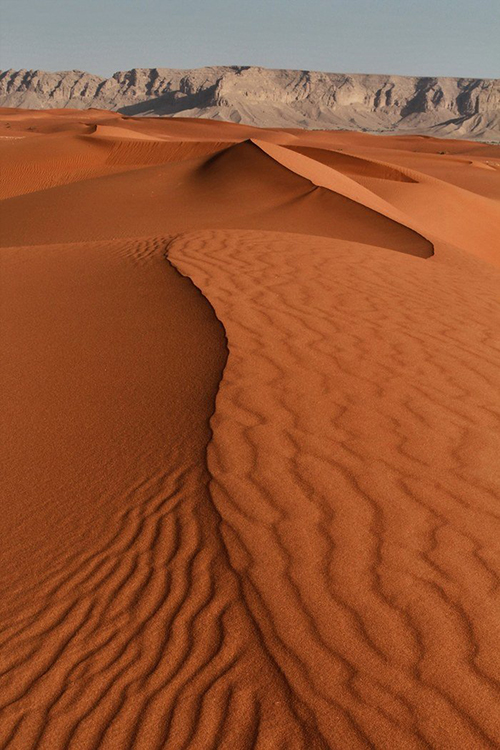 Arab Saudi: Chinh phục sa mạc Nafud với những bí mật ẩn giấu trong các cồn cát đỏ - Ảnh 1.