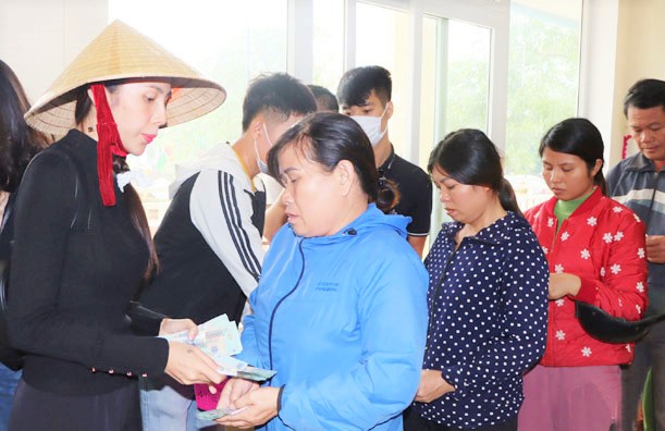 Hoạt động từ thiện của ca sĩ Thủy Tiên ở Hà Tĩnh: Nhiều hộ nhận tiền ngoài danh sách, có hộ nhận thêm tiền - Ảnh 3.