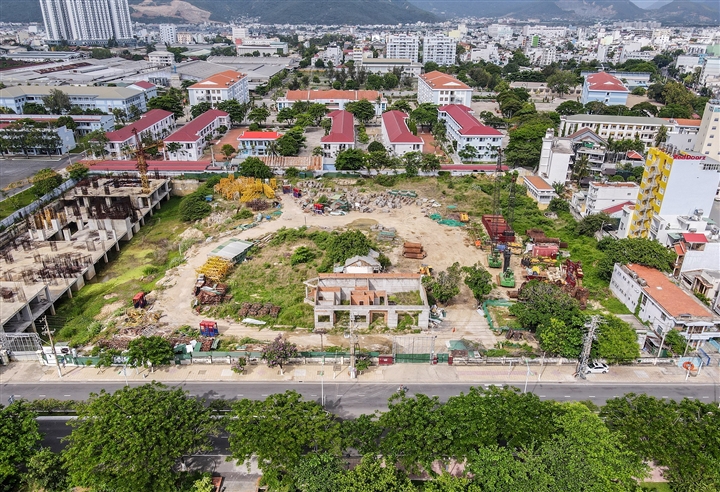 ''Đất vàng'' bỏ hoang la liệt ở Nha Trang - Ảnh 6.