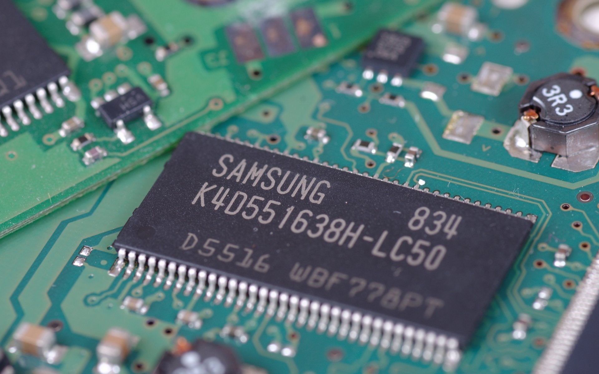 Samsung Electronics đặt cược lớn vào điện thoại, chip nhớ. Ảnh: @AFP.