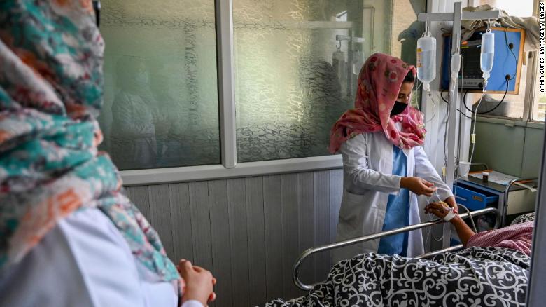 Hệ thống y tế sụp đổ, tính mạng của hàng triệu người Afghanistan bị đe dọa - Ảnh 1.