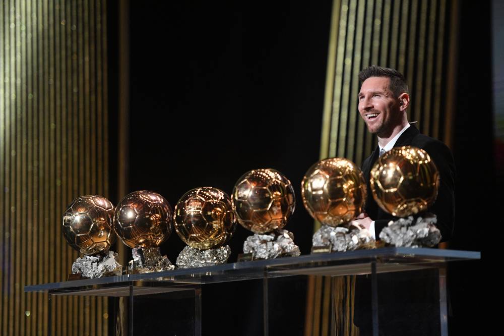 Cuộc đua tranh Quả bóng Vàng 2021: Messi &quot;gạch tên&quot; Ronaldo - Ảnh 1.