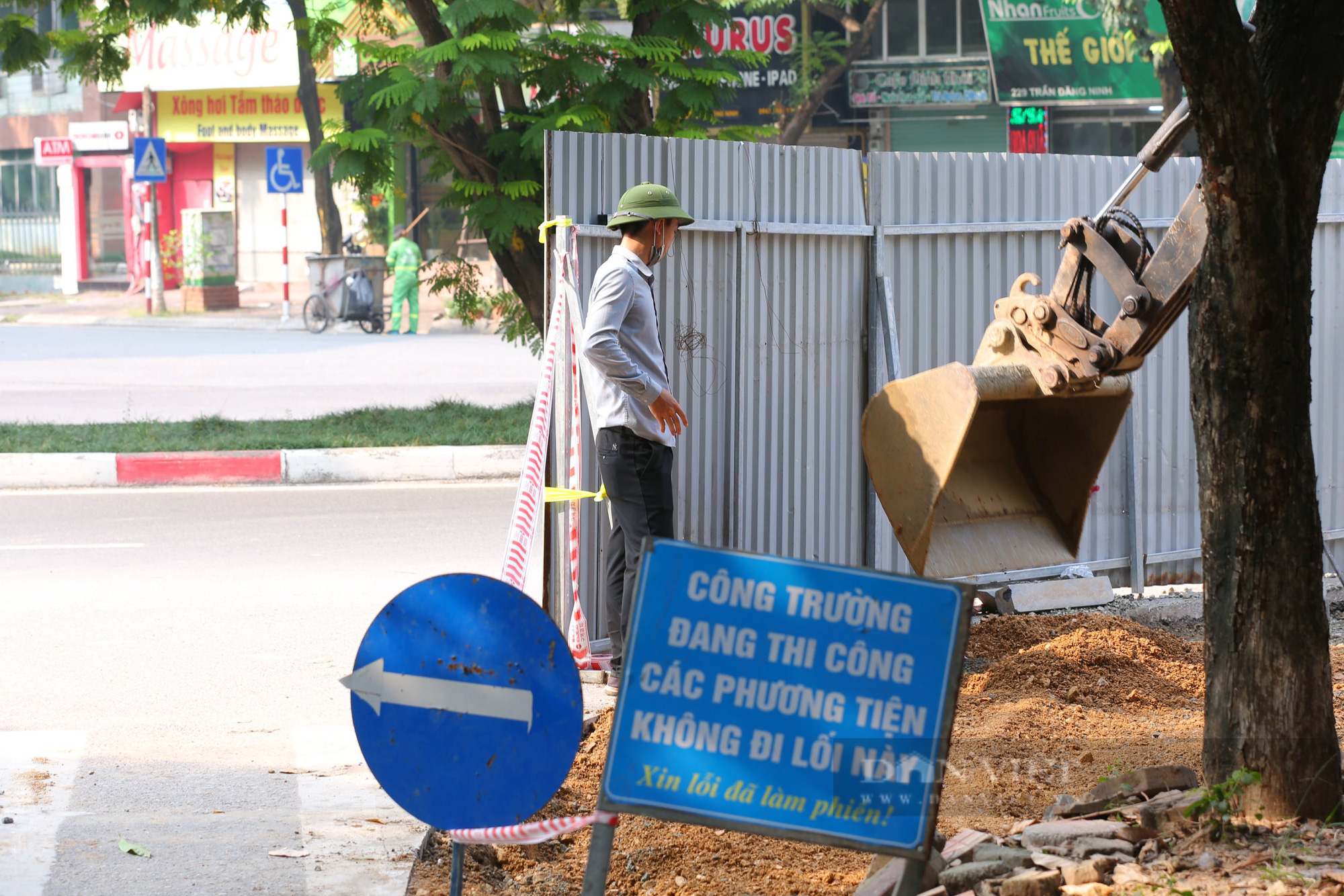 Xén vỉa vè mở rộng đường tại điểm đen ùn tắc của Hà Nội - Ảnh 5.