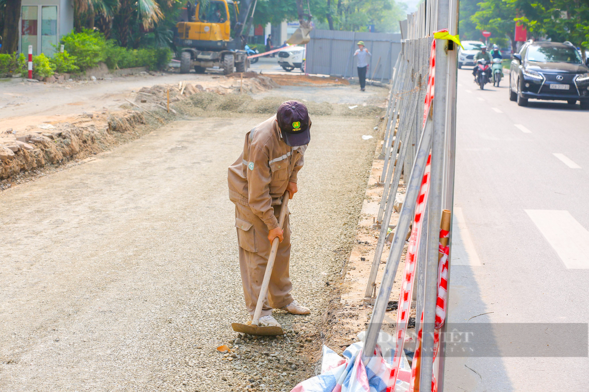 Xén vỉa vè mở rộng đường tại điểm đen ùn tắc của Hà Nội - Ảnh 8.