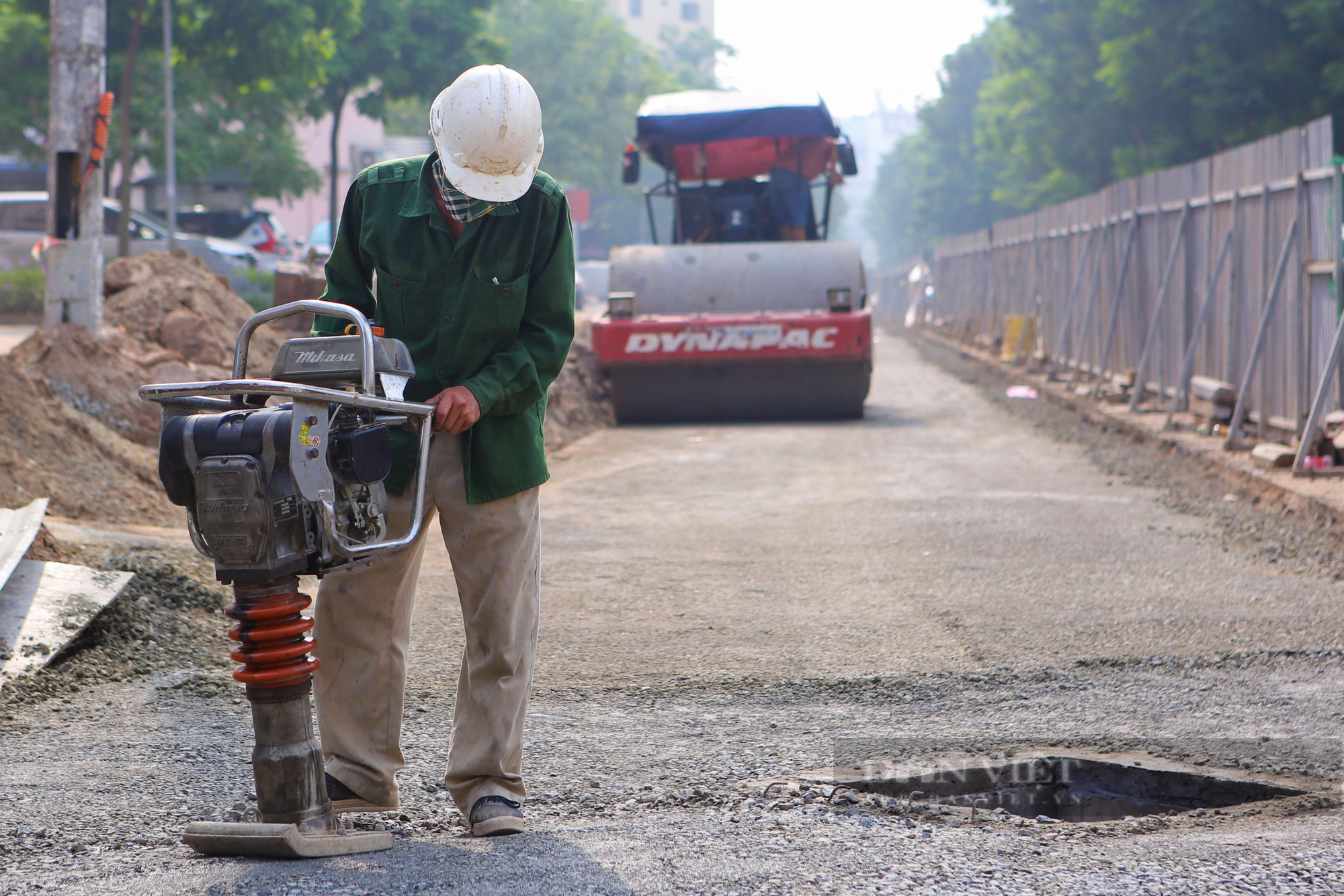 Xén vỉa vè mở rộng đường tại điểm đen ùn tắc của Hà Nội - Ảnh 9.