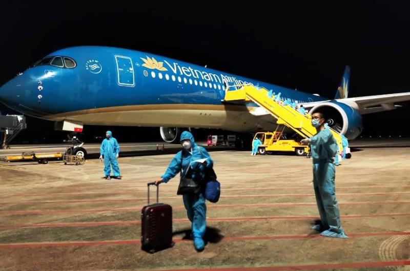 Hà Nội mở lại đường bay đến TP.HCM và Đà Nẵng: Kiến nghị hành khách phải cách ly 7 ngày, tiêm đủ liều vaccine - Ảnh 2.