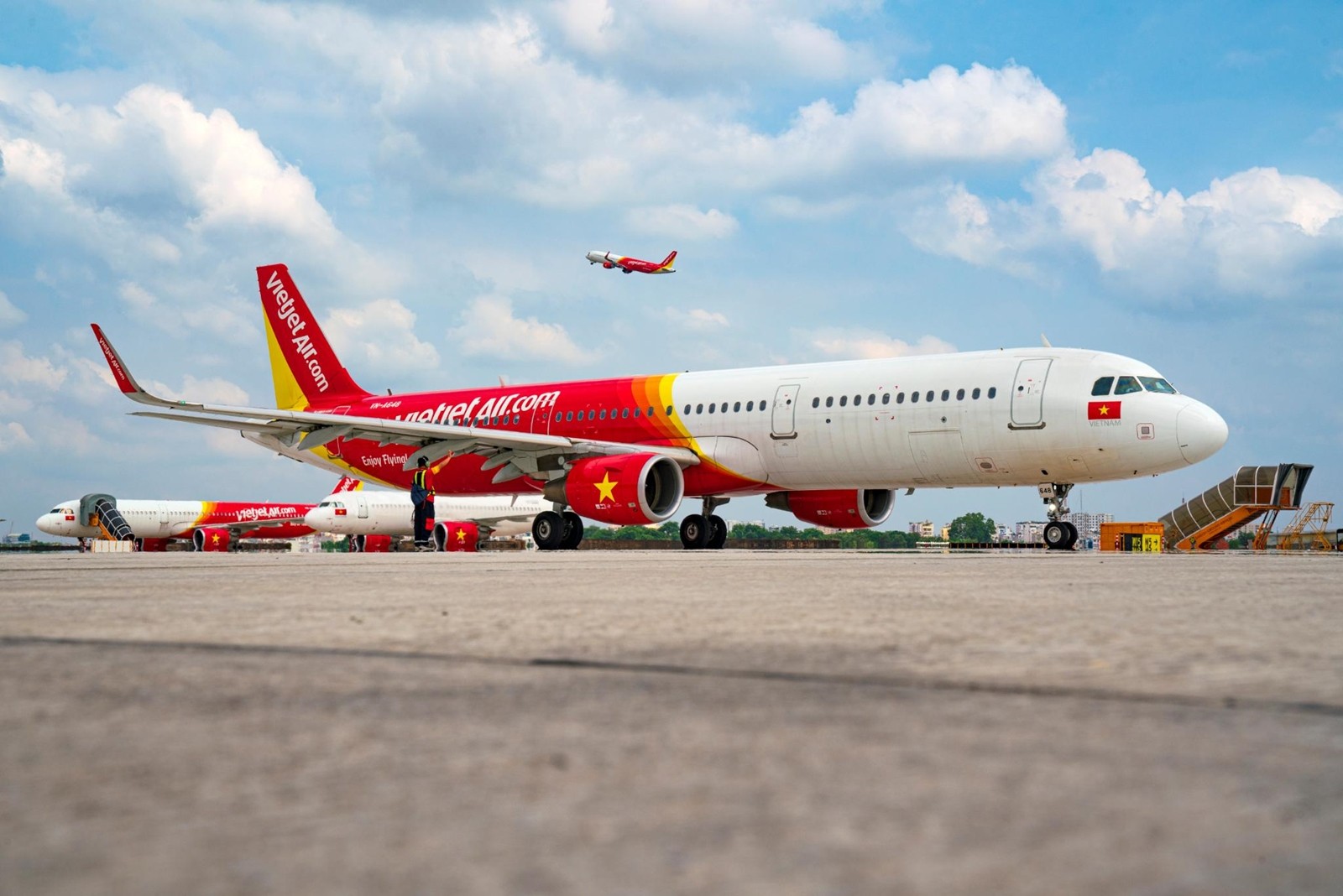 Từ 10/10, Vietjet mở lại 15 đường bay đón khách trên những chuyến bay xanh an toàn - Ảnh 1.