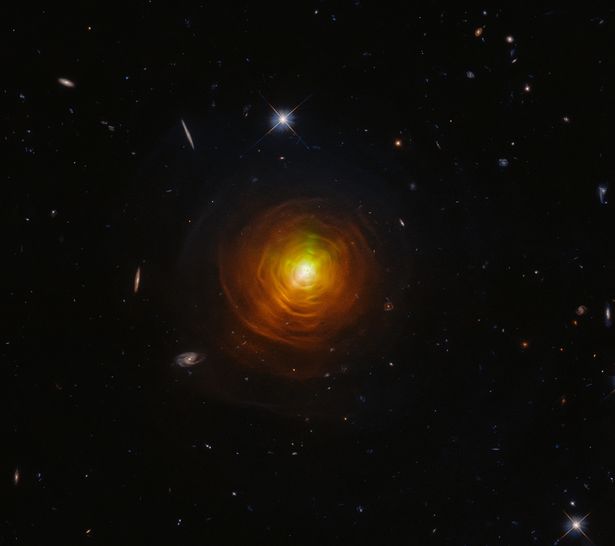 Hình ảnh kỳ lạ của NASA về một &quot;ngôi sao hấp hối&quot; khiến nhiều người bất ngờ - Ảnh 1.