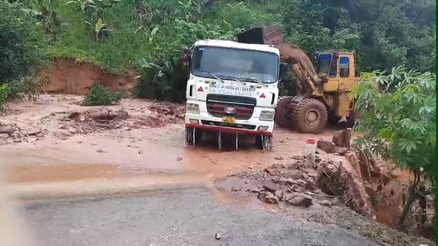 Nậm Pồ: Mưa lớn kéo dài gây thiệt hại lớn về tài sản, đường giao thông - Ảnh 2.