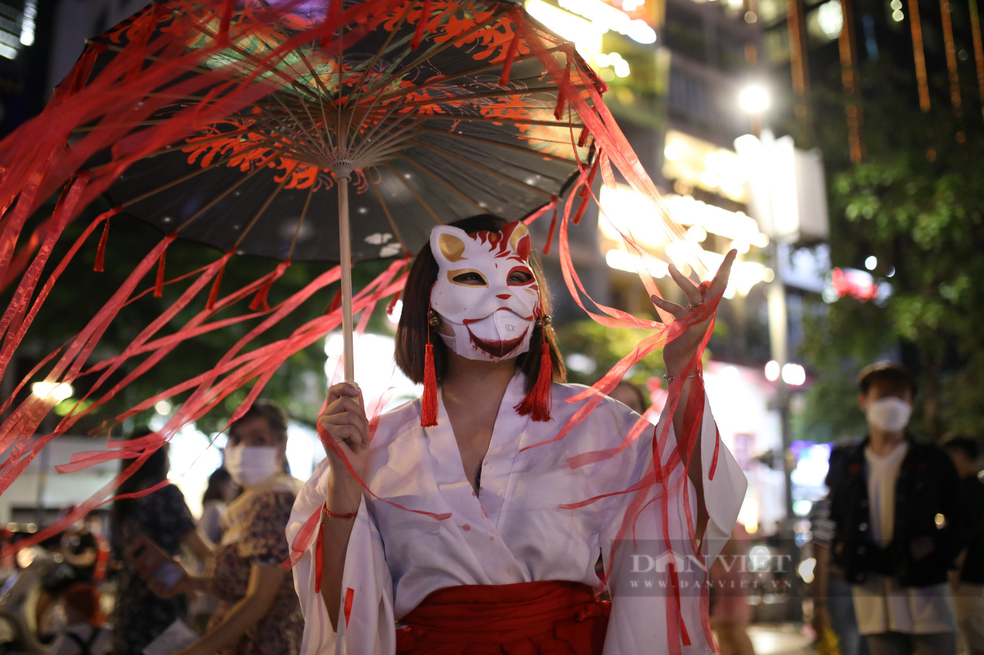 Trung tâm TP.HCM đông nghẹt người trong đêm Halloween - Ảnh 4.