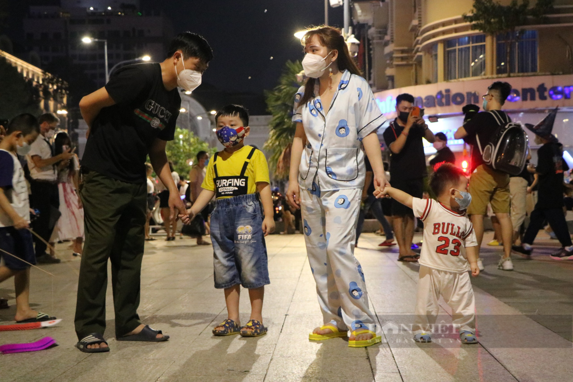 Trung tâm TP.HCM đông nghẹt người trong đêm Halloween - Ảnh 9.