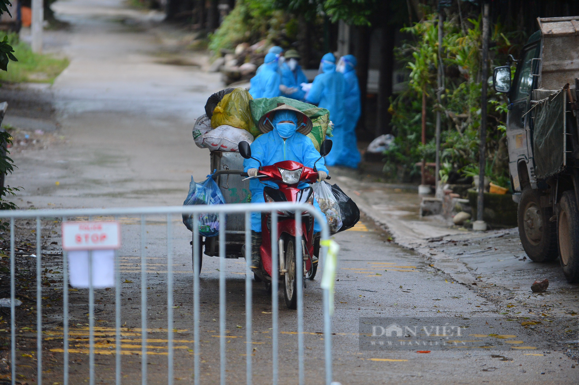 Cận cảnh khu vực phong tỏa hơn 8.000 dân tại ổ dịch 64 F0 ở Hà Nội - Ảnh 4.