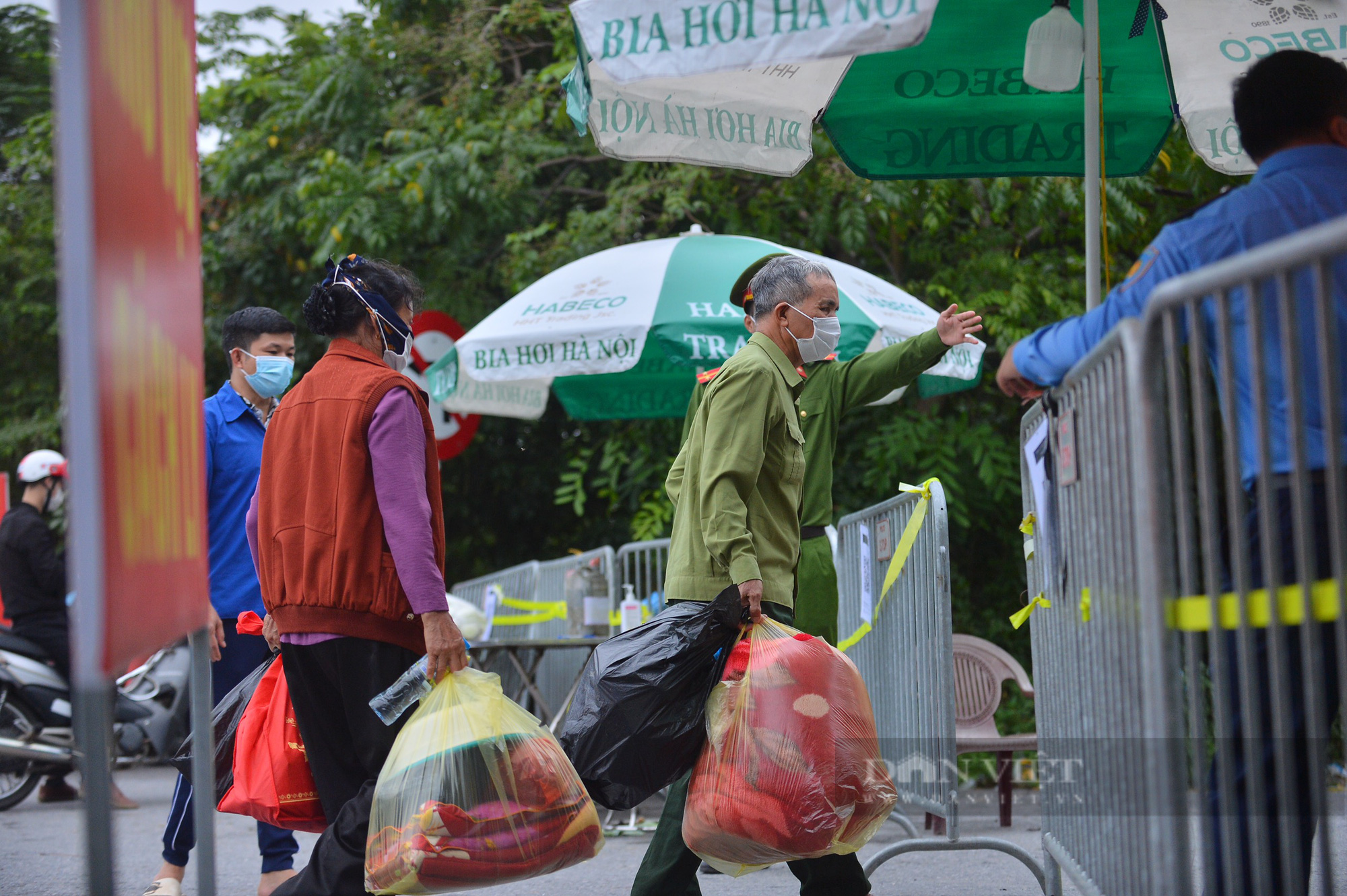 Cận cảnh khu vực phong tỏa hơn 8.000 dân tại ổ dịch 64 F0 ở Hà Nội - Ảnh 9.