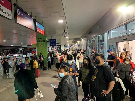 Mỹ: Nhiều hành khách bị mắc kẹt tại sân bay dịp Halloween do hàng nghìn chuyến bay bị hủy/hoãn - Ảnh 1.