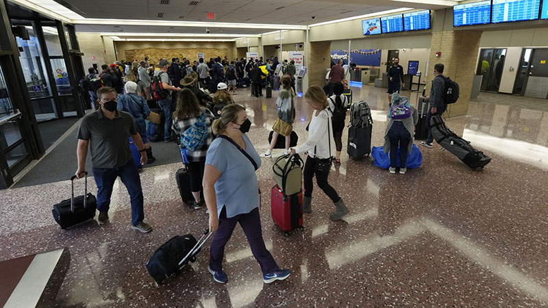 Mỹ: Nhiều hành khách bị mắc kẹt tại sân bay dịp Halloween do hàng nghìn chuyến bay bị hủy/hoãn - Ảnh 6.