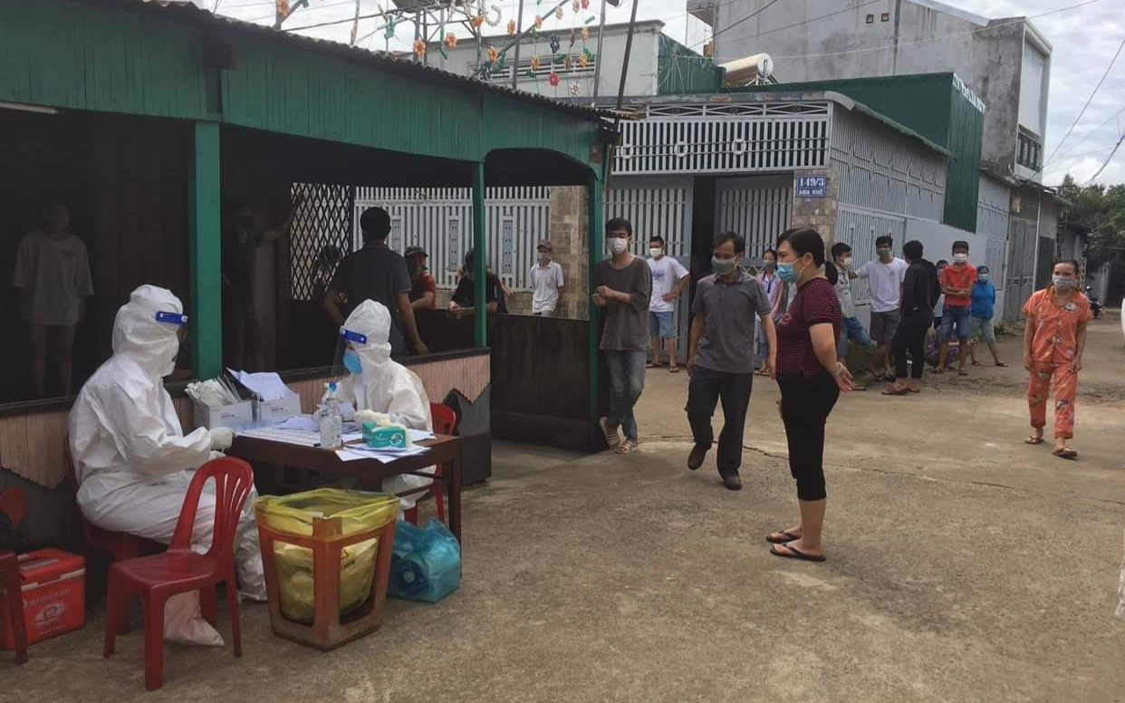Đắk Lắk: Hai học sinh dương tính với SARS-CoV-2, test nhanh hàng trăm người