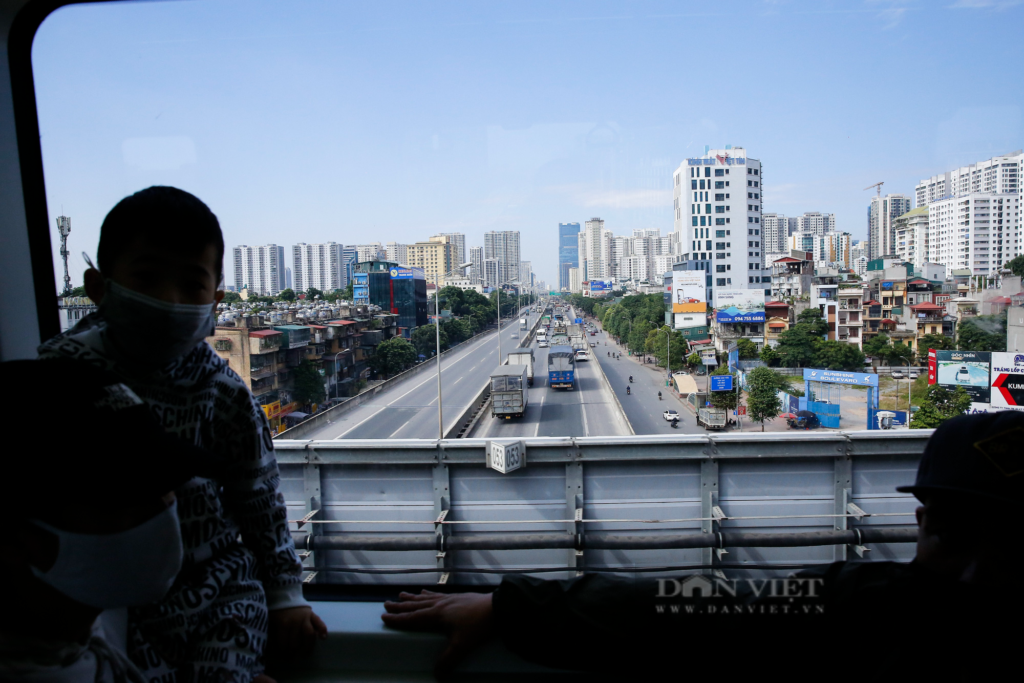 Ngắm nhìn Hà Nội khác lạ qua ô cửa kính tàu đường sắt Cát Linh - Hà Đông  - Ảnh 2.