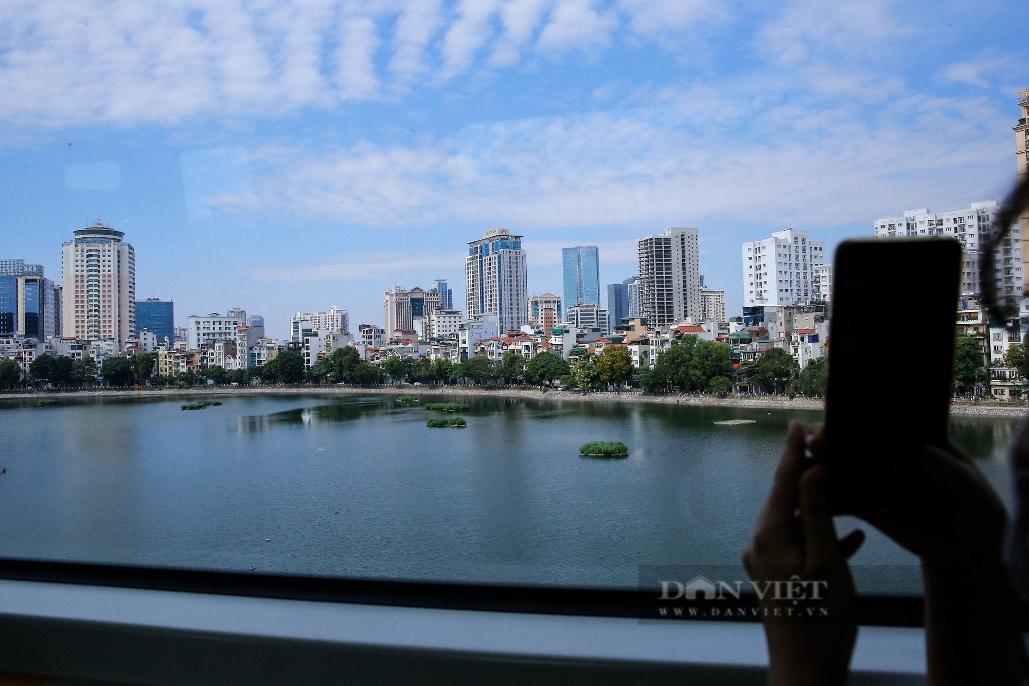 Ngắm nhìn Hà Nội khác lạ qua ô cửa kính tàu đường sắt Cát Linh - Hà Đông  - Ảnh 4.